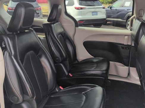 Used 2023 Chrysler Pacifica Touring-L FWD image 28
