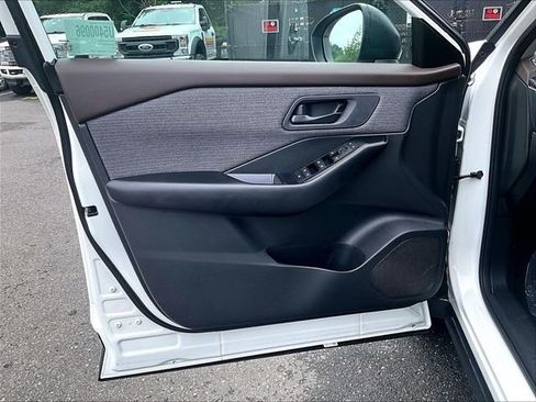 Used 2023 Nissan Rogue S AWD/4WD image 18
