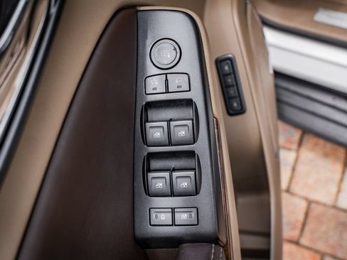 Used 2019 Chevrolet Suburban LT RWD image 18
