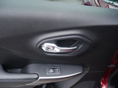 Used 2019 Jeep Cherokee Latitude Plus image 24