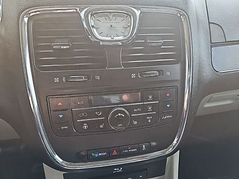 Used 2014 Chrysler Town & Country Touring-L image 37