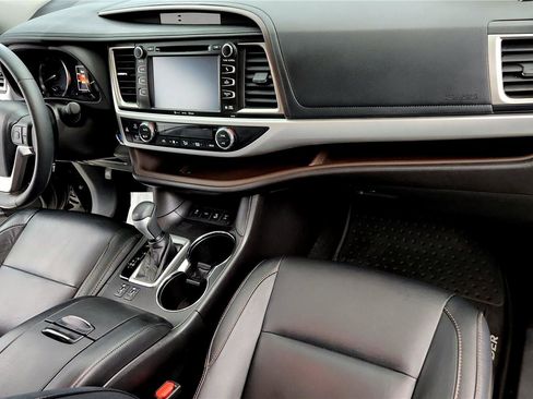 Used 2016 Toyota Highlander XLE image 16