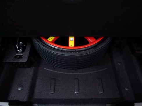 Certified 2025 Porsche Macan AWD/4WD image 32