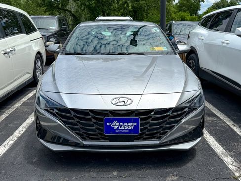 Used 2022 Hyundai Elantra SEL w/ Convenience + Premium Package FWD image 2