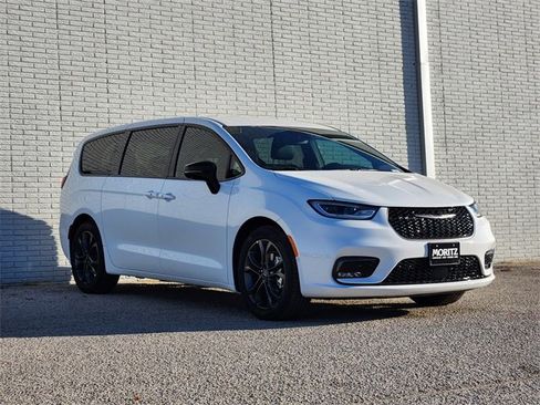 New 2026 Chrysler Pacifica Select image 2