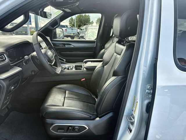 Used 2025 Jeep Wagoneer 4WD image 11