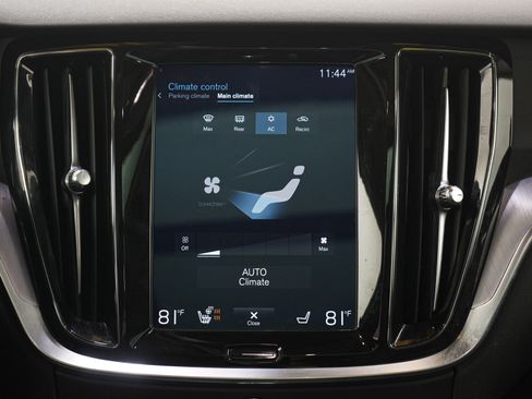 Used 2020 Volvo V60 T5 Cross Country image 19