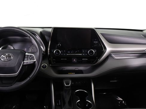 Used 2024 Toyota Highlander XLE AWD/4WD image 41