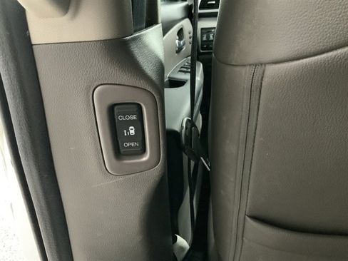 Used 2016 Honda Odyssey Touring Elite image 19