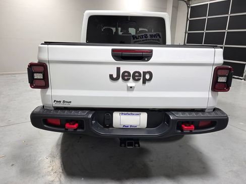 Used 2025 Jeep Gladiator Rubicon w/ Convenience Group AWD/4WD image 9