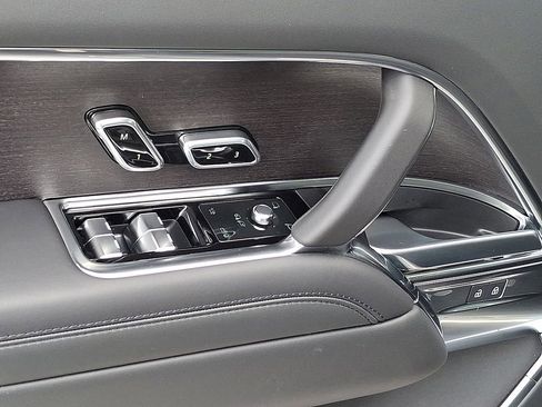New 2026 Land Rover Range Rover SE image 7