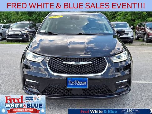 Used 2024 Chrysler Pacifica Touring-L FWD image 3