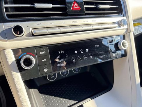 Used 2025 Genesis G70 2.5T image 22