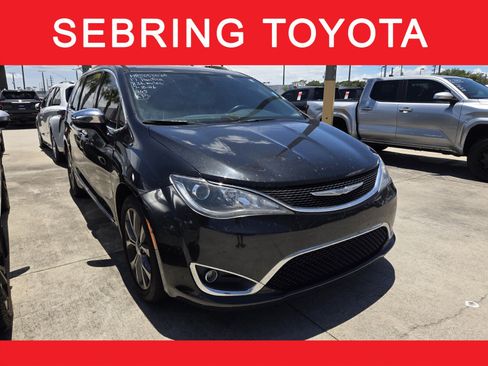 Used 2017 Chrysler Pacifica Limited w/ Tire & Wheel Group FWD image 1