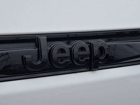 Used 2025 Jeep Grand Cherokee Altitude AWD/4WD image 34