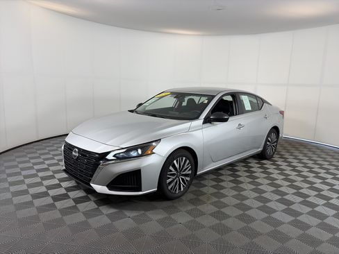 Used 2024 Nissan Altima 2.5 SV FWD image 2