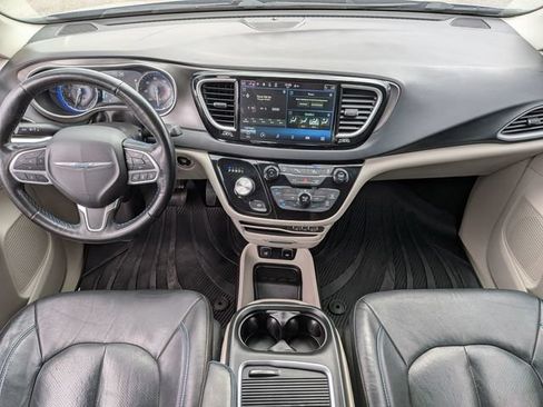 Used 2021 Chrysler Pacifica Touring-L FWD image 26