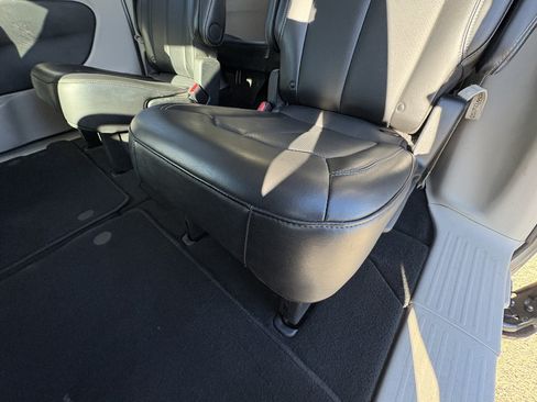 Used 2024 Chrysler Pacifica Touring-L FWD image 19