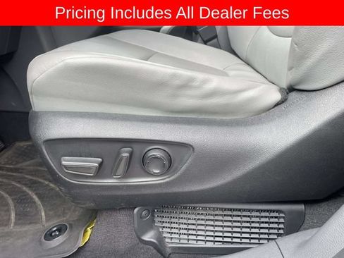 Used 2023 Toyota Sienna XLE FWD image 24
