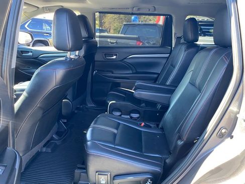 Used 2019 Toyota Highlander SE image 9