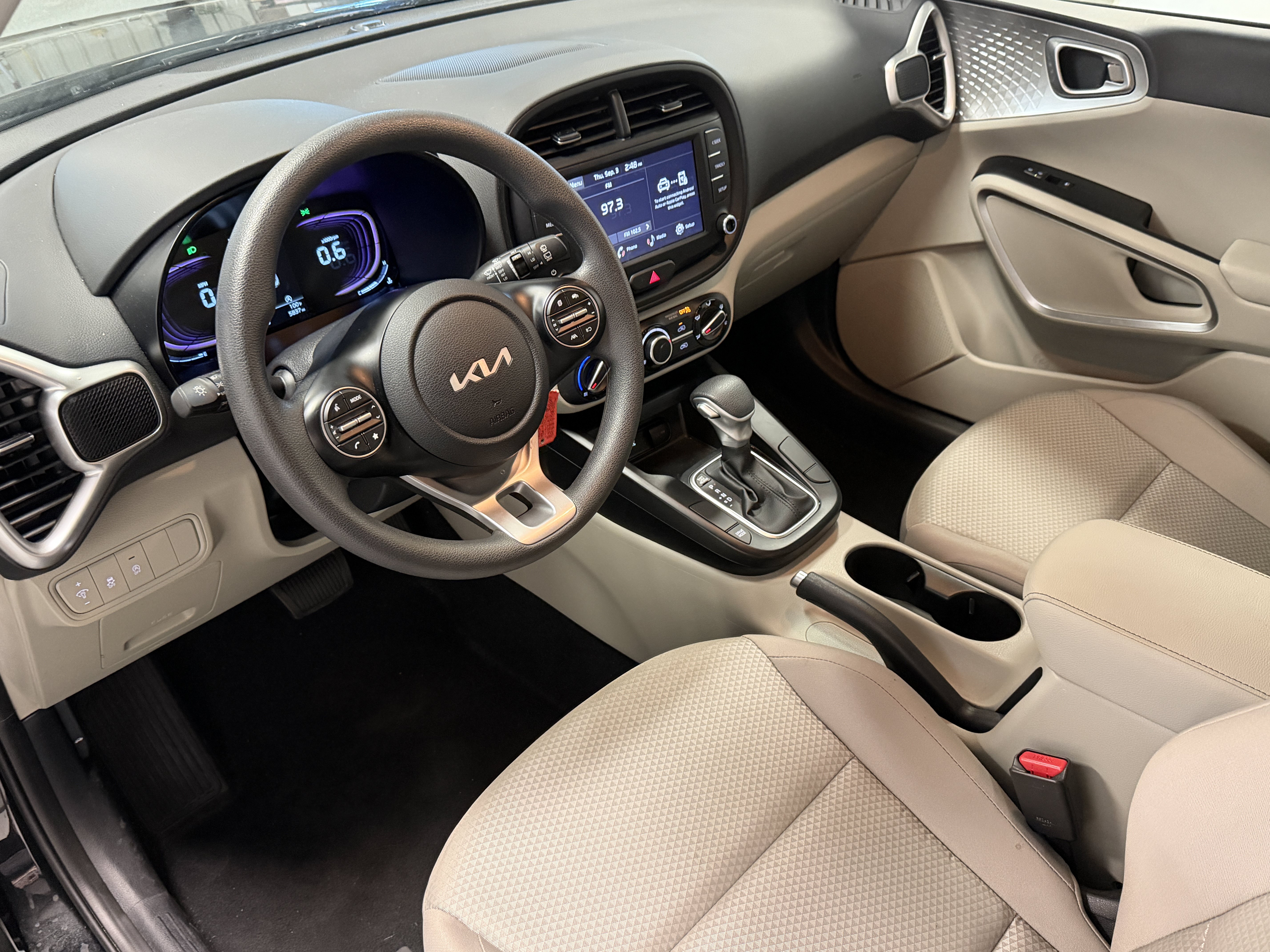 Used 2025 Kia Soul LX w/ LX Technology Package FWD image 4