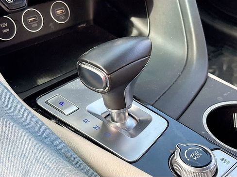 Used 2023 Genesis G70 2.0T image 17