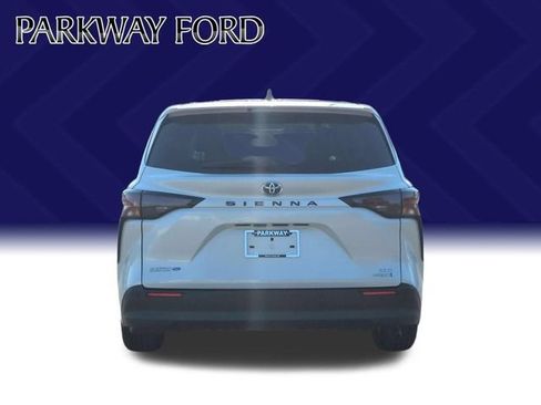 Used 2023 Toyota Sienna XLE FWD image 4