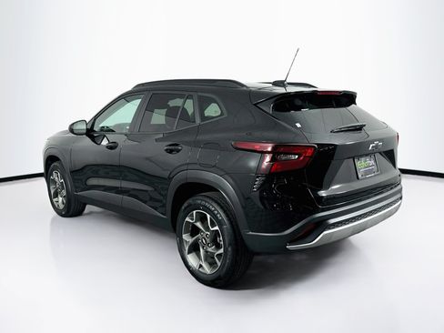 Used 2025 Chevrolet Trax LT w/ LPO, Blackout Package FWD image 5