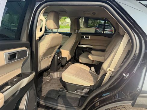 Used 2021 Ford Explorer XLT AWD/4WD image 30