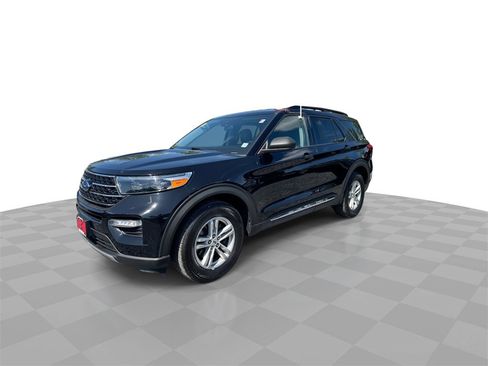 Used 2021 Ford Explorer XLT w/ Equipment Group 202A image 4