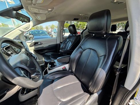 Used 2023 Chrysler Pacifica Touring-L FWD image 24
