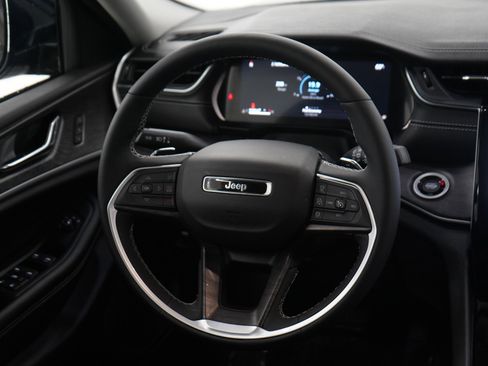 Used 2024 Jeep Grand Cherokee Limited w/ Black Appearance Package AWD/4WD image 14