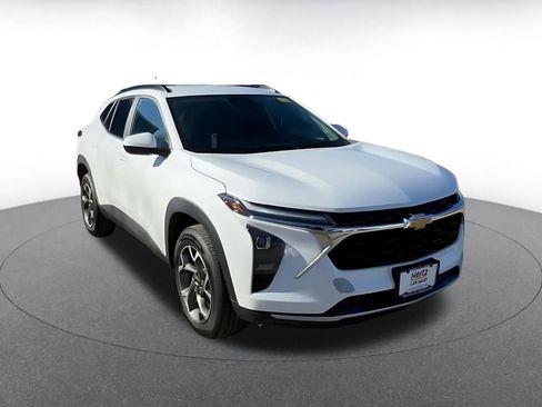 Used 2025 Chevrolet Trax LT image 3