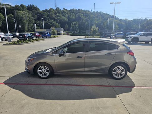 Used 2018 Chevrolet Cruze LT w/ Convenience Package image 8