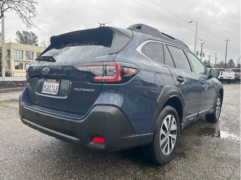 Used 2023 Subaru Outback Premium image 7