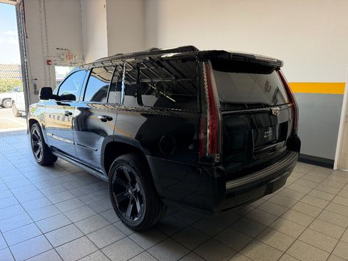 Used 2020 Cadillac Escalade Premium Luxury AWD/4WD image 4