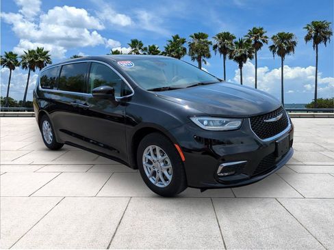 Used 2023 Chrysler Pacifica Touring-L FWD image 1