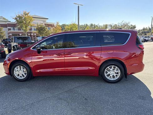 New 2026 Chrysler Pacifica Select image 6