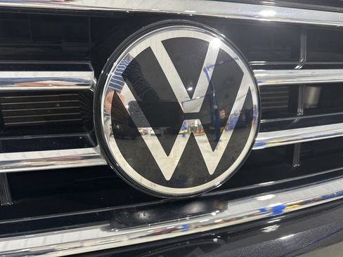 Certified 2022 Volkswagen Tiguan SE image 9