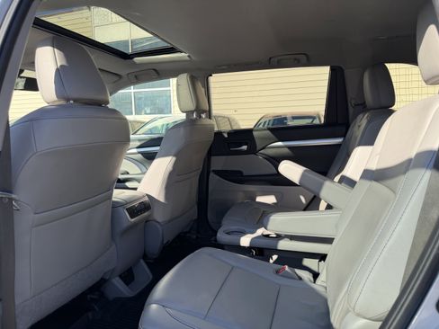 Used 2019 Toyota Highlander AWD V6 image 23
