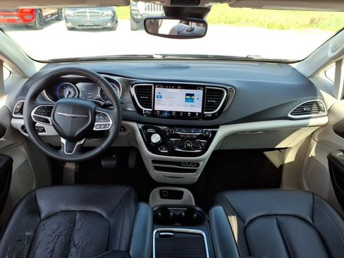 Used 2024 Chrysler Pacifica Touring-L FWD image 22