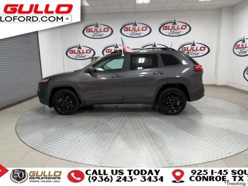 Used 2018 Jeep Cherokee Latitude w/ Altitude Package FWD image 5
