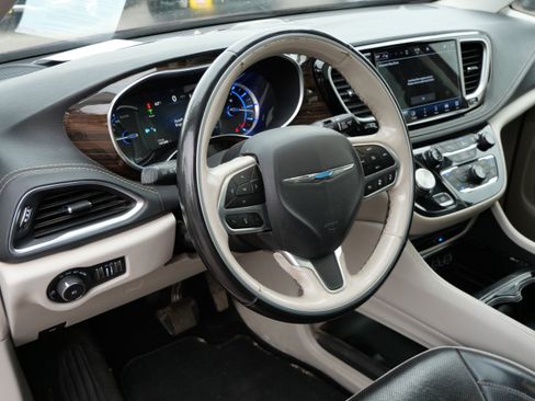 Used 2021 Chrysler Pacifica Limited w/ Uconnect Theater Family Group FWD image 22