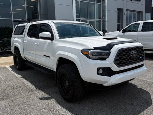 Used 2022 Toyota Tacoma TRD Sport w/ TRD Premium Sport Package AWD/4WD image 9