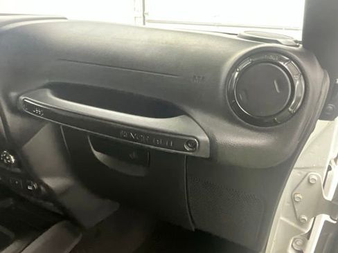 Used 2017 Jeep Wrangler Unlimited Sahara AWD/4WD image 10