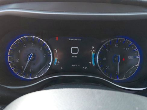 Used 2024 Chrysler Pacifica Touring-L AWD/4WD image 35