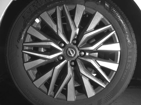 Used 2025 Nissan Altima 2.5 SV FWD image 15