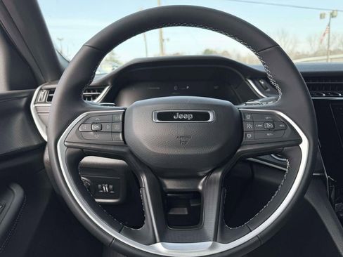 New 2025 Jeep Grand Cherokee Laredo w/ Luxury Tech Group I image 18