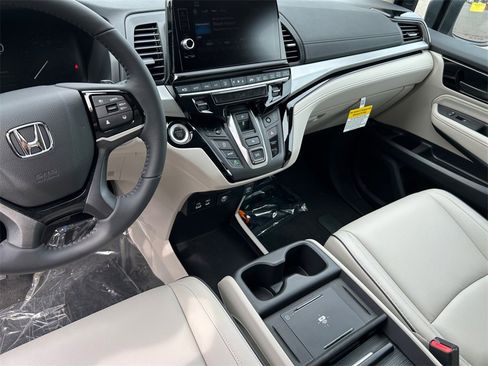 New 2026 Honda Odyssey Touring image 11