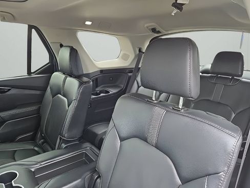 Used 2025 Honda Pilot Touring image 13